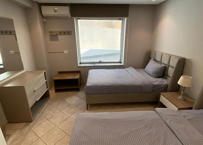 Crescent Of The Lake Luxury Apartment