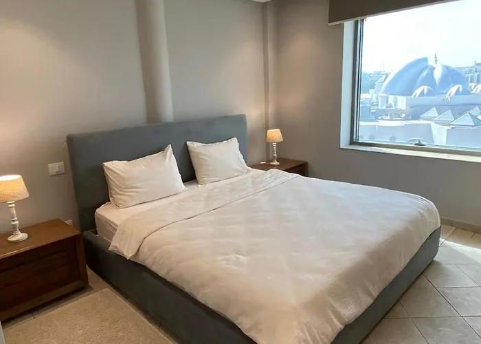 Crescent Of The Lake Luxury Apartment