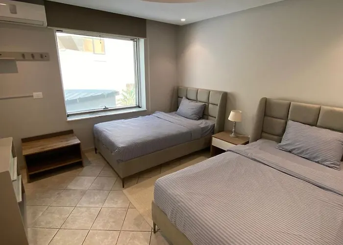 Crescent Of The Lake Luxury Apartment