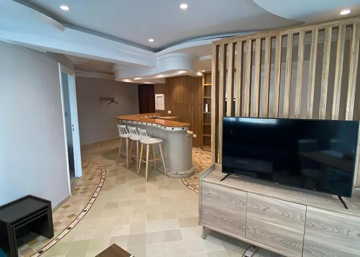 Crescent Of The Lake Luxury Apartment