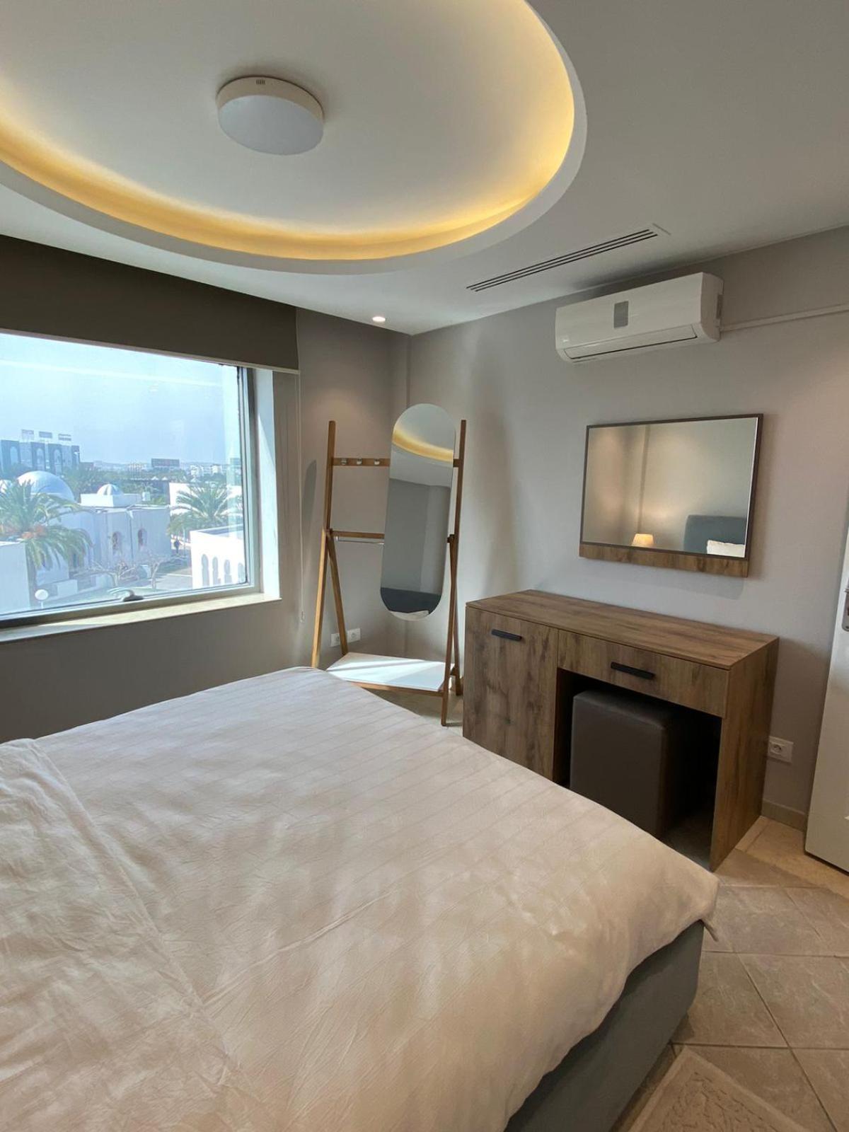 Crescent Of The Luxury * Tunis
